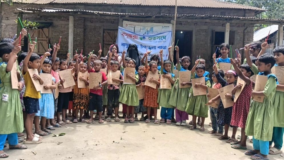 গাইবান্ধায় বসুন্ধরা শুভসংঘের উদ্যোগে শিক্ষার্থীদের শিক্ষা উপকরণ বিতরণ